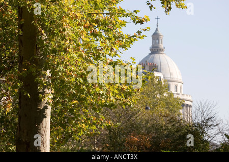 Vue sur le Panthéon à Paris dans le Quartier Latin, du Jardin du Luxembourg, à l'automne. Banque D'Images