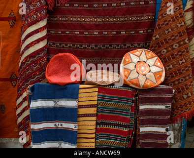 Coussins et tapis sur afficher dans shop essaouira maroc Banque D'Images