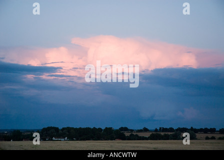 Les nuages de tempête au coucher du soleil, Norfolk, Angleterre Banque D'Images