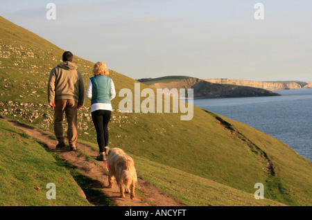 Couple Walking Dog sur les falaises Southerndown Banque D'Images