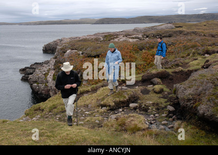 Petit groupe de personnes marchant le long d'un sentier du littoral, l'Ecosse Banque D'Images