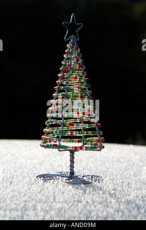 Jardin Décoration d'arbre de Noël fait avec ceintre plié Fil de fer et perles Banque D'Images