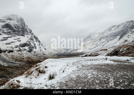 Glencoe au cœur de l'hiver avec une tempête de neige en cours. Banque D'Images