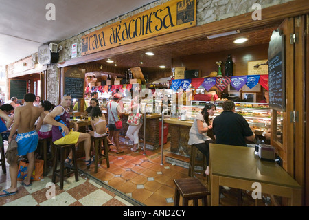 Cava Aragonesa Bar à tapas dans la vieille ville, Benidorm, Costa Blanca, Espagne Banque D'Images