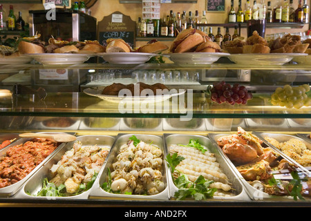 Bar à tapas dans la vieille ville, Benidorm, Costa Blanca, Espagne Banque D'Images