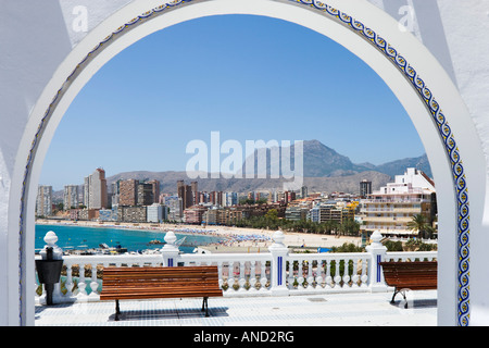 Avis de Playa de Poniente à partir de la Plaza del Castell, Vieille Ville, Benidorm, Costa Blanca, Espagne Banque D'Images