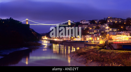 Clifton Suspension Bridge, la rivière Avon et de condensats chauds de nuit depuis près de bassin de Cumberland, Bristol, Angleterre Banque D'Images