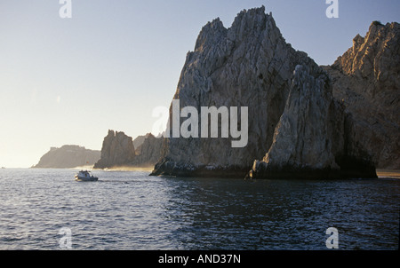 Un petit bateau d'observation des baleines depuis la tête de falaises rocheuses de El Arco en voie de mer, à Cabo San Lucas, Mexique. Banque D'Images