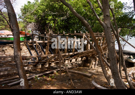 L'ossature en bois de la coque d'un bateau en construction dans le petit village de Windward, Carriacou, Caraïbes Banque D'Images