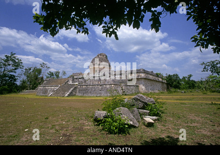 L'Observatoire d'un ancien temple de pierre à la ville maya de Chichen Itza dans la forêt à distance du Yucatan Banque D'Images