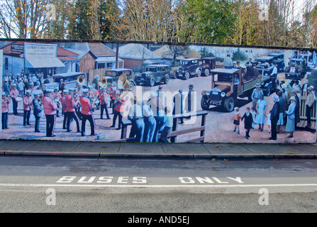 Photo murale extérieure Chemainus 'World in Motion" peint en 1986 par Alan Wylie, Crescent Beach (White Rock, C.-B.). Banque D'Images