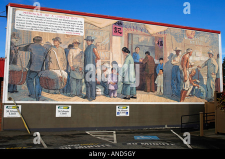 Photo murale extérieure Chemainus Souvenirs d'un garçon chinois peint en 1996 par Chen Shu Ren, Vancouver, C.-B. Banque D'Images