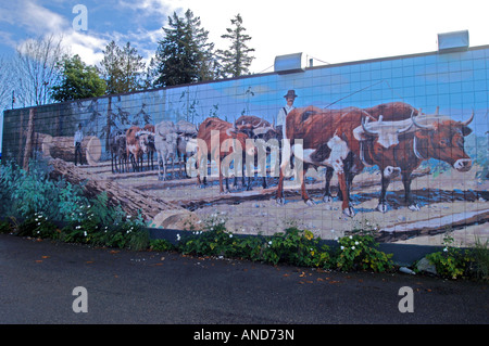 Photo murale extérieure Chemainus 'Logging à l'aide de boeufs" peint en 1983 par Harold Lyon, Fountain Hills, Arizona Banque D'Images