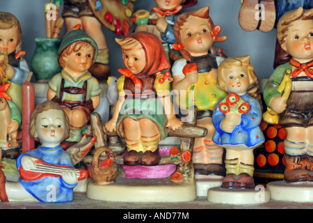 Une collection de Goebel traditionnels M.I. Figurines Hummel Allemagne Europe Banque D'Images