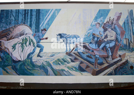 La ville de Chemainus Outdoor Wall Mural âne vapeur au travail. Peint en 1982 par Frank Lewis et Nancy Lagana, Victoria, C.-B. Banque D'Images