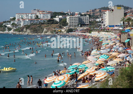 Plage bondée à Kusadasi Turquie avec démarrage précoce et obtenir la meilleure ombre Banque D'Images