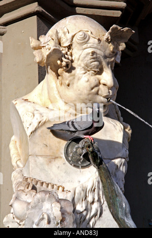 Colombe assis sur la fontaine à Brunnenbuberl Stachus Munich Bavaria Allemagne Europe Banque D'Images