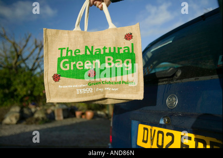 Sac écologique utilisé pour remplacer les sacs en plastique pour faire du shopping avec Banque D'Images