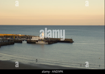 Scarborough beach et phare au coucher du soleil, North Yorkshire, UK Banque D'Images