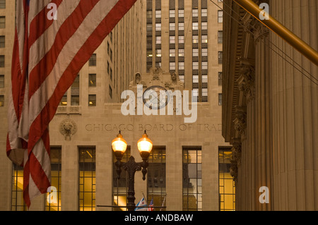 Un drapeau américain EST EN FACE DE LA CHICAGO BOARD OF TRADE Banque D'Images