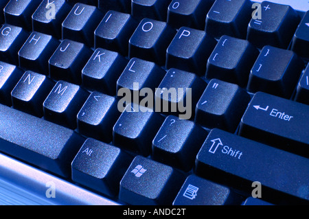 Clavier ordinateur bleu avec des touches qwerty alphanumérique Banque D'Images
