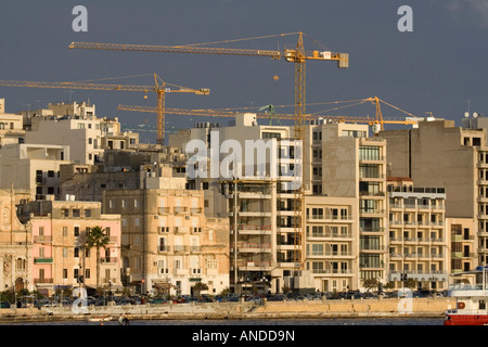 L'activité de construction à Sliema, Malte. Le développement de la propriété et la croissance économique dans un pays à forte densité démographique. Banque D'Images