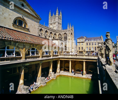 La grande baignoire aux Bains Romains et l'abbaye de Bath en Angleterre Somerset Bath Banque D'Images