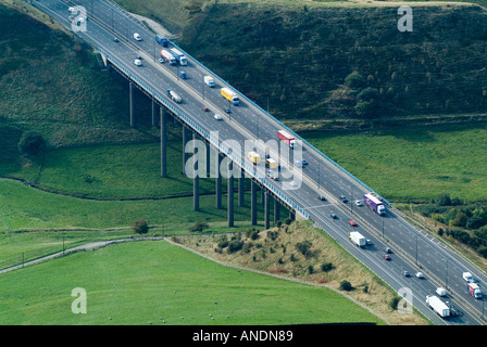 Pont de l'autoroute M62, Lancashire pennines, le nord de l'Angleterre, Royaume-Uni Banque D'Images