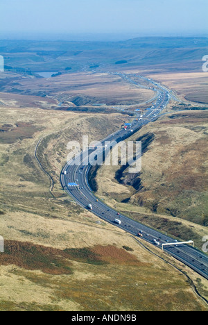 M62 Autoroute Trans pennine vue aérienne, en regardant vers le côté de la Yorkshire Pennines, le nord de l'Angleterre Banque D'Images