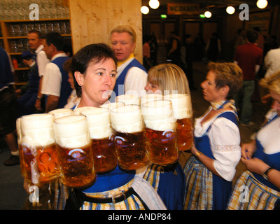 Serveuse vêtue de dirndl servant litre verres de bière Theresienwiese Oktoberfest à Munich Bavaria Allemagne Banque D'Images