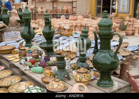 Gharyan Djebel Nefusa céramique poterie de la Libye les pots de fleurs en arrière-plan Banque D'Images