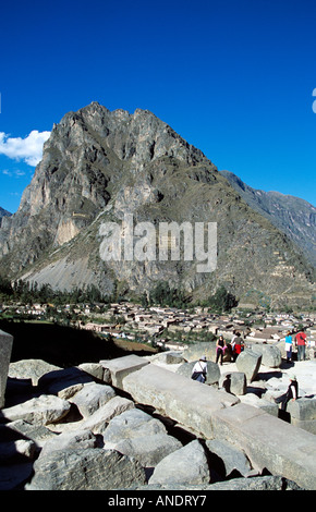 Pinkuylluna Mountain et les touristes, Ollantaytambo, Vallée Sacrée des Incas, près de Cusco, Pérou Banque D'Images