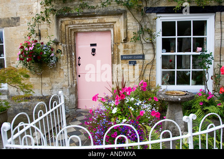 Cottage Cotswolds et clôturé jardin avant Burford Oxfordshire, UK Banque D'Images