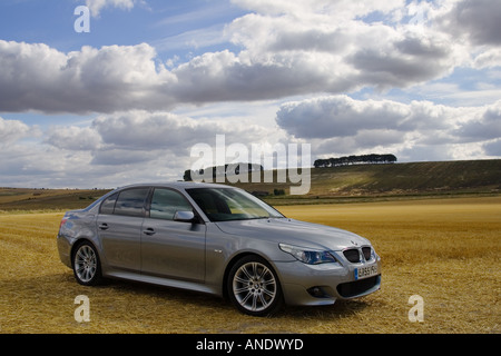 BMW Série 5 gris argent M550i sport location Cotswolds Oxfordshire Royaume-Uni Banque D'Images