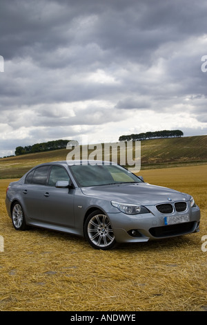 BMW Série 5 gris argent M550i sport location Cotswolds Oxfordshire Royaume-Uni Banque D'Images