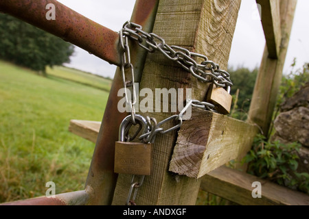 Verrouillage de la porte avec un cadenas et une chaîne France Banque D'Images