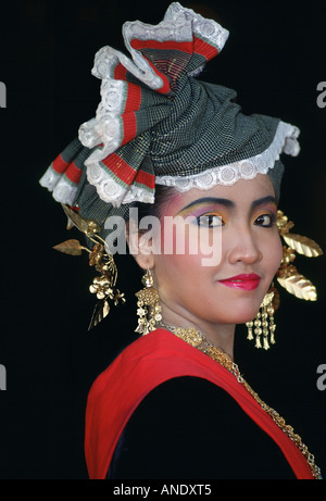 Femme portant robe traditionnelle indonésienne de Jakarta, Indonésie Banque D'Images