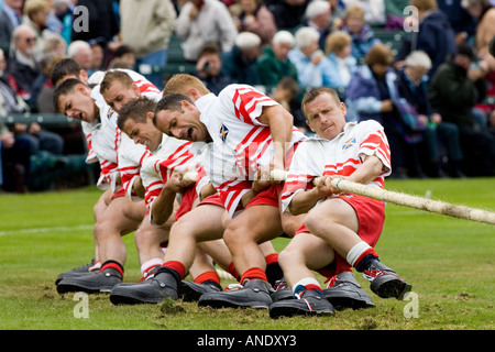 Les hommes en concurrence concours de souque à la Braemar Highland Gathering Ecosse Royaume-uni Jeux Banque D'Images