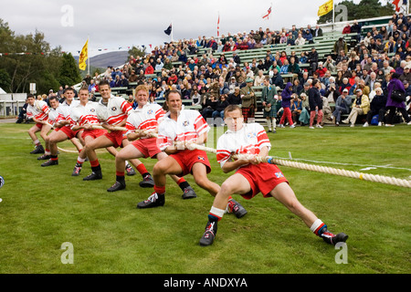 Les hommes en concurrence concours de souque à la Braemar Highland Gathering Ecosse Royaume-uni Jeux Banque D'Images