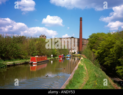 Little Bollington narrowboats Macclesfield Cheshire sur Canal à Clarence Mill Banque D'Images