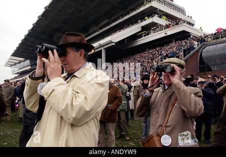 Les spectateurs de la course de Cheltenham GLOUCESTERSHIRE CHELTENHAM Banque D'Images