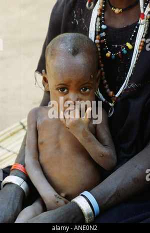 Jeune enfant avec sa mère au Burkina Faso anciennement Haute Volta Afrique Banque D'Images