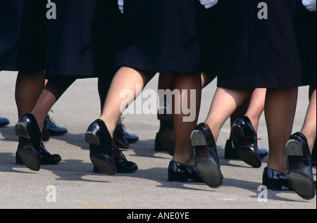 Mars femmes soldats à faire passer les Académie Royale Militaire de Sandhurst Parade UK Surrey Banque D'Images