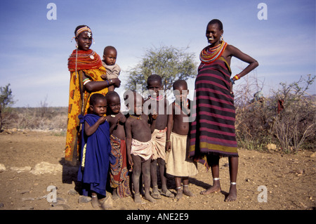 Deux femmes Samburu mariés avec leurs sept enfants Banque D'Images