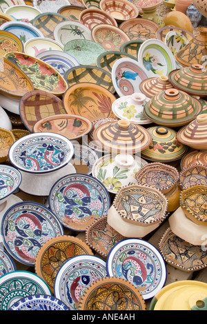 Gharyan, Djebel Nefusa, la Libye. Marché de poterie céramique bols plats Banque D'Images