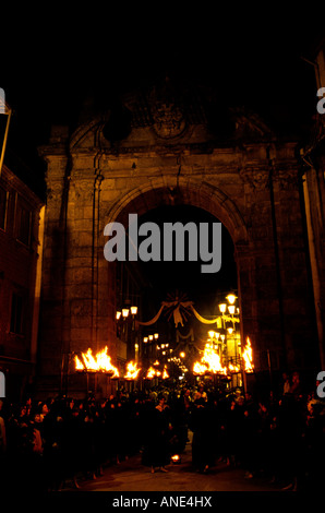 Le flambeau allumé Senhor Ecce Homo procession threads son chemin à travers le quartier historique de Braga durant la Semaine Sainte Banque D'Images