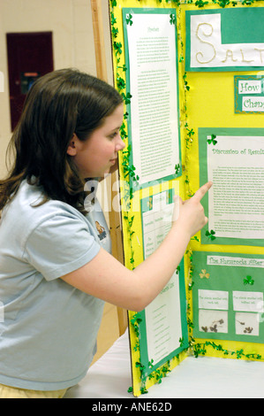 Des travaux d'étudiants de l'école intermédiaire sur la science Project Banque D'Images