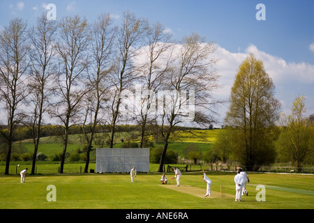 Les gens jouer au cricket Swinbrook les Cotswolds Royaume-Uni Banque D'Images