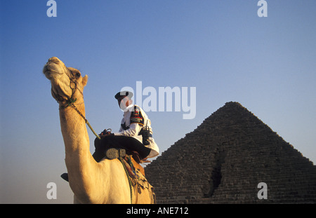 Police touristique sur Camel gardant les pyramides, Egypte Banque D'Images