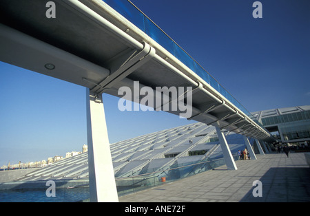 Passerelle à la bibliothèque d'Alexandrie, Egypte Banque D'Images